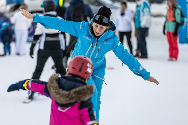 Eine professionelle Skilehrerin beim Privat Kurs.