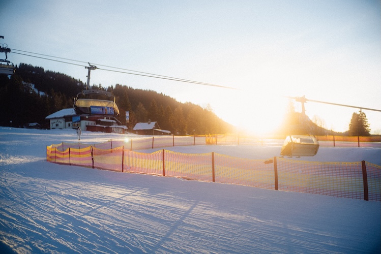 Das Bild zeigt die Iselerbahn im Winter, umgeben von verschneiten Pisten, perfekt für Skifahren in Oberjoch und familienfreundliche Winterabenteuer.